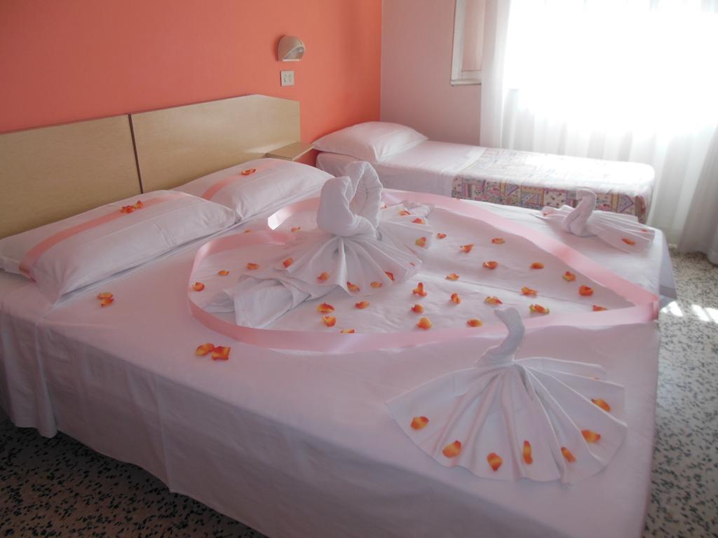 רימיני Hotel Edy מראה חיצוני תמונה