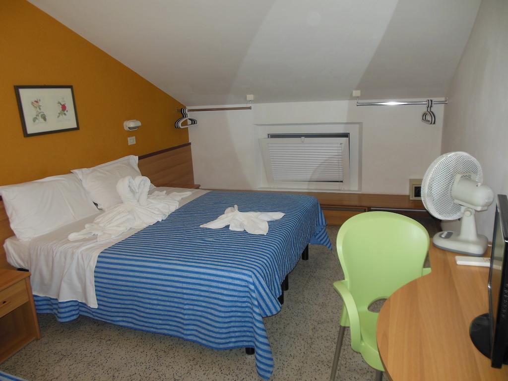 רימיני Hotel Edy מראה חיצוני תמונה