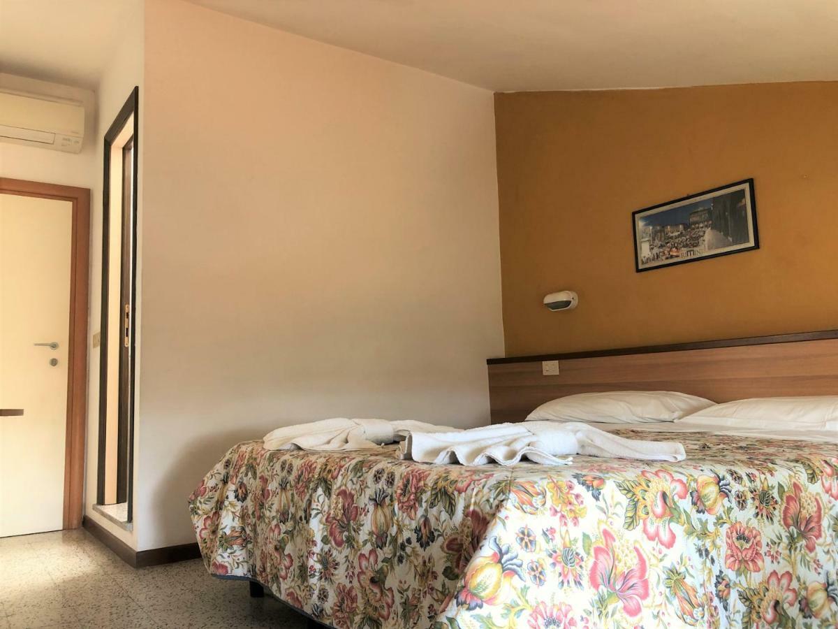 רימיני Hotel Edy מראה חיצוני תמונה