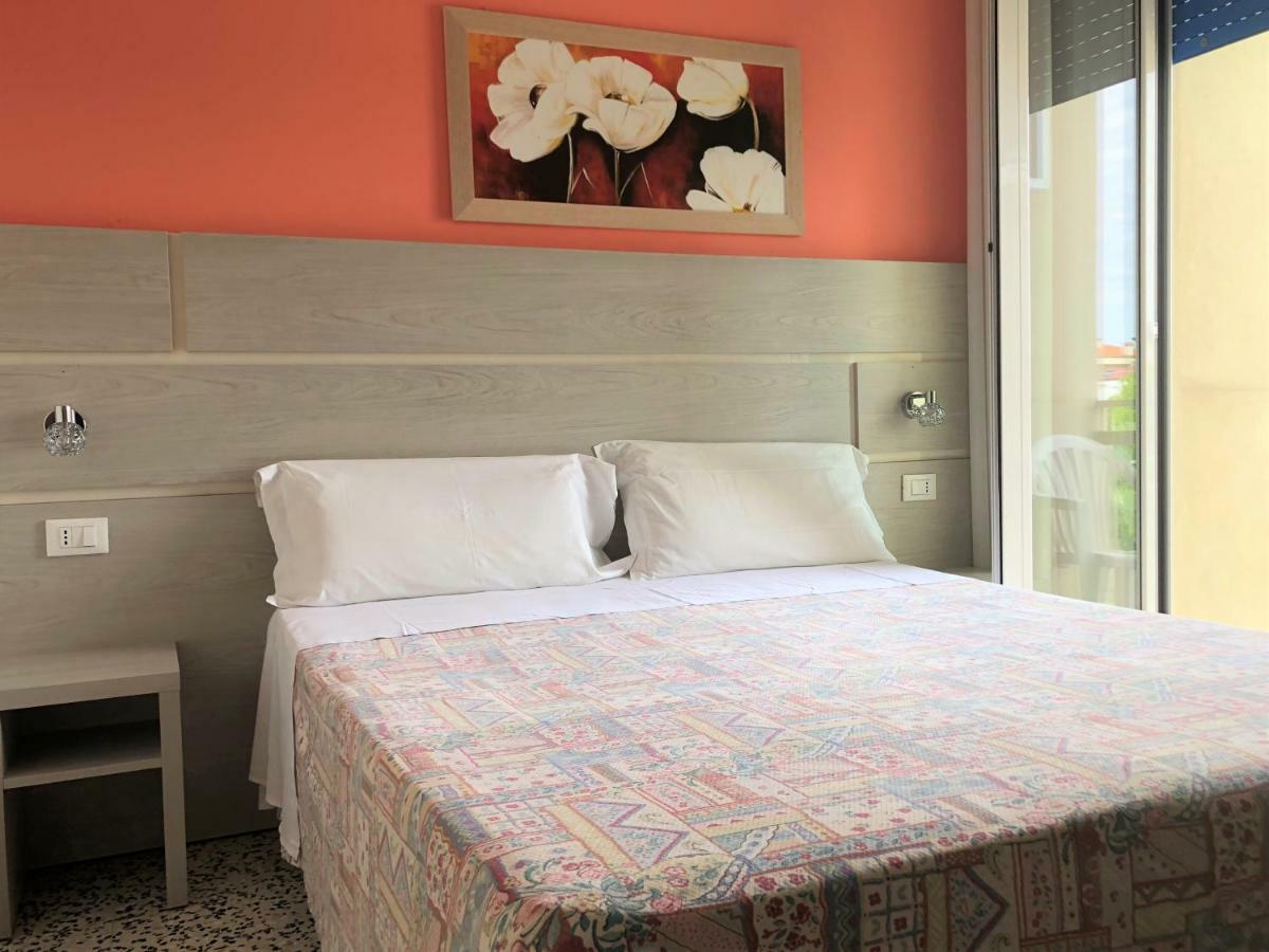 רימיני Hotel Edy מראה חיצוני תמונה