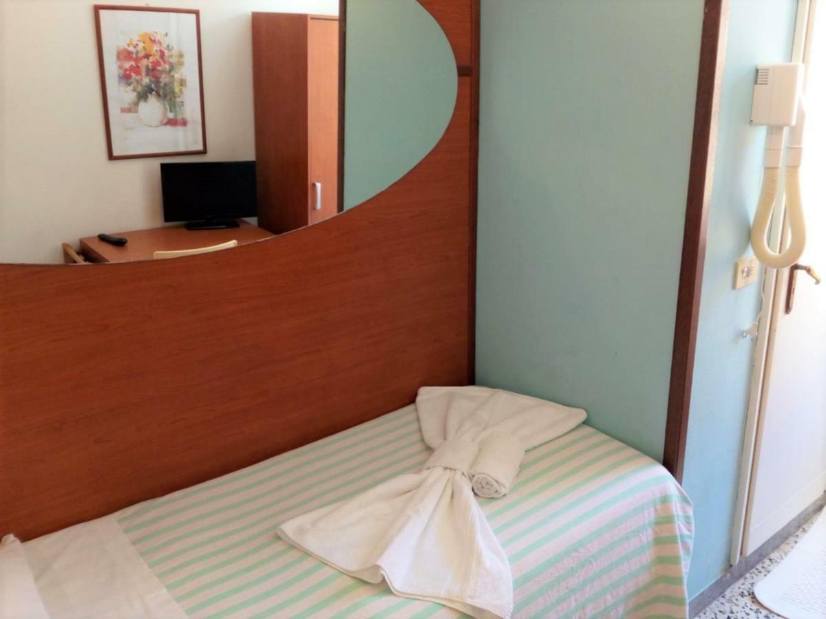 רימיני Hotel Edy מראה חיצוני תמונה