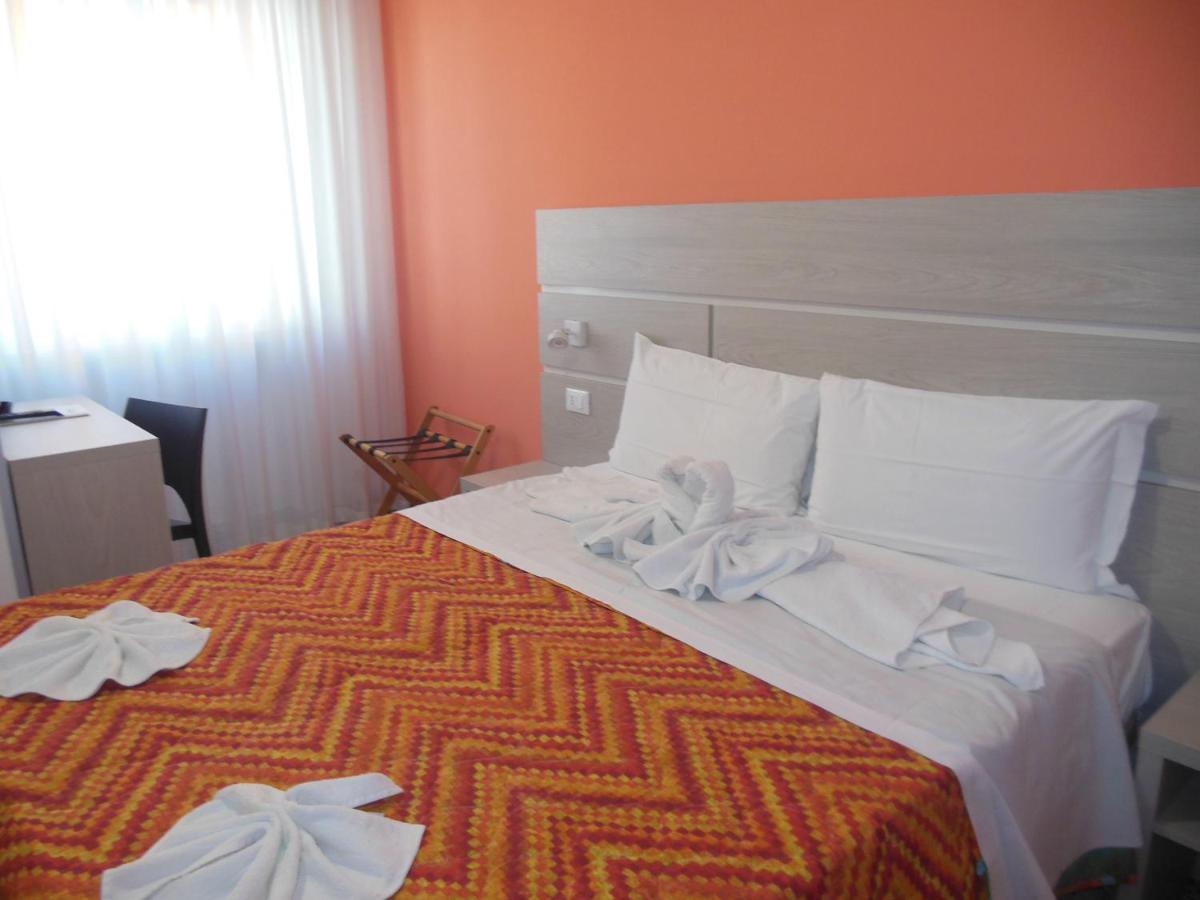 רימיני Hotel Edy מראה חיצוני תמונה
